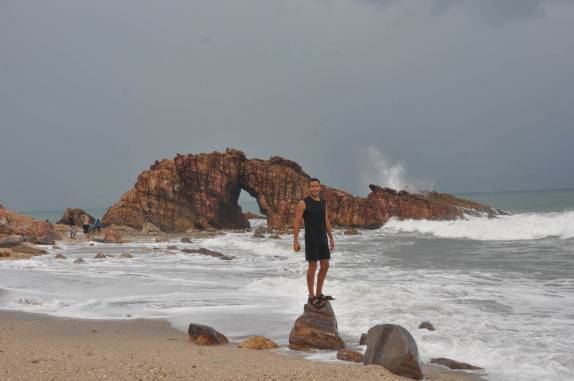 A famosa Pedra Furada, cartão postal de Jericoacoara - CE
